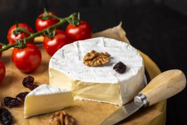 peynir kurulu - fındık, kızılcık ve cherr ile camembert peynir