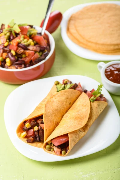 Tacos - deliciosas tortillas con carne y verduras —  Fotos de Stock