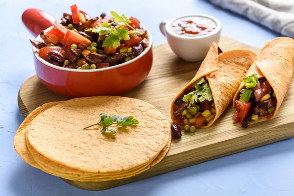Tacos - deliciosas tortilhas com carne e legumes — Fotografia de Stock