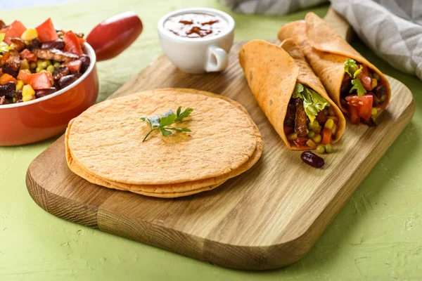 Tacos - deliciosas tortilhas com carne e legumes — Fotografia de Stock