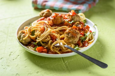 domates soslu ev yapımı makarna ve pişmiş köfte