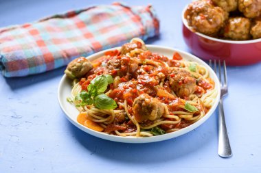 domates soslu ev yapımı makarna ve pişmiş köfte