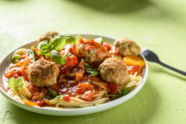 domates soslu ev yapımı makarna ve pişmiş köfte