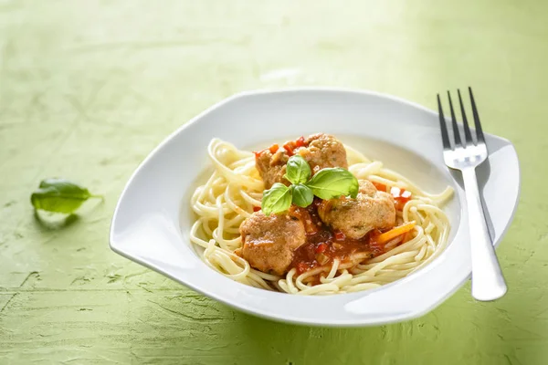 Homemade pasta with tomato sauce and cooked meatballs — Stock Photo, Image