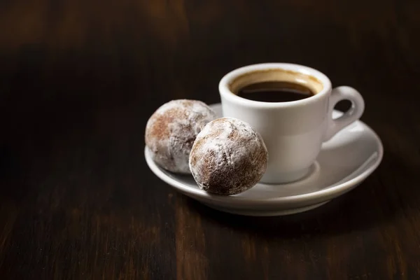 Mini rosquillas de queso y una taza de café —  Fotos de Stock