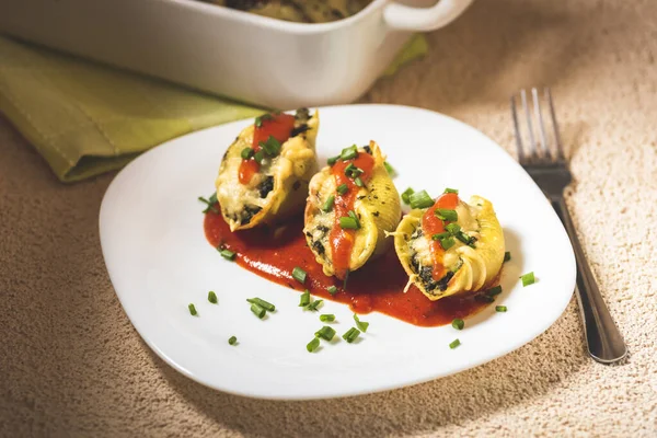 Shell-shaped pasta stuffed with spinach and cheese — Stock Photo, Image