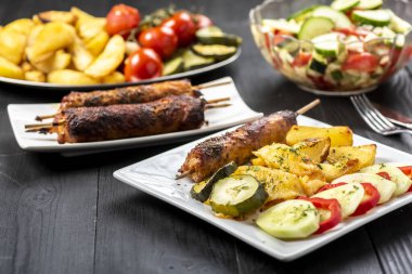 Çubuklu kebap ve sebze.
