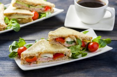 Croque Monsieur - klasik Fransız Bistro sandviç