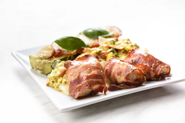Filet med kyllingbryst, bakt i bacon – stockfoto