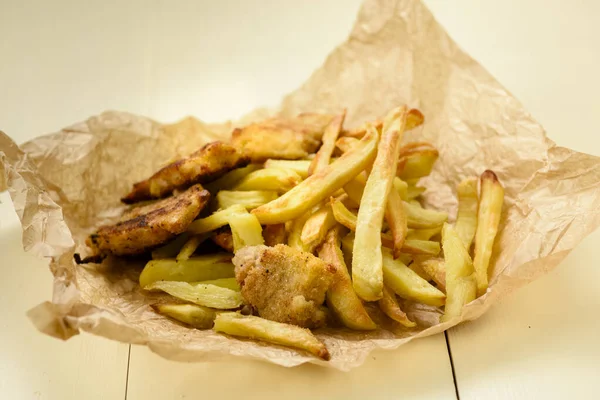 Pescado y patatas fritas - comida de pubs británicos —  Fotos de Stock