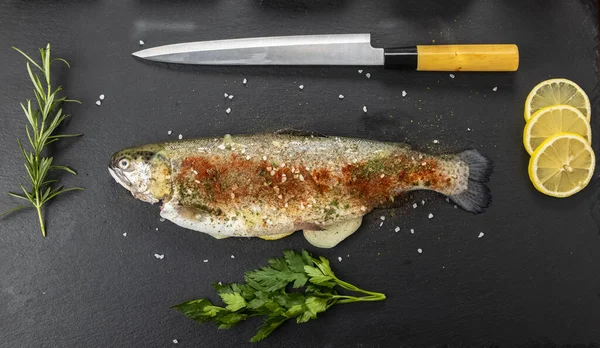 Bereiden van vis - gegrilde forel — Stockfoto