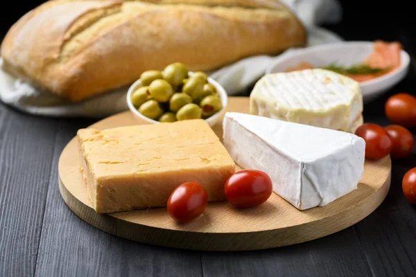 Uma pequena placa de queijo — Fotografia de Stock