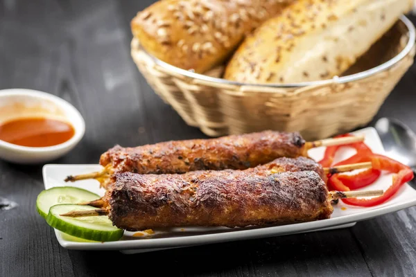 Kebab su bastoncini serviti con verdure — Foto Stock