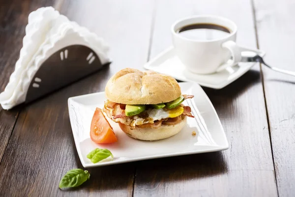 Sandwich with bacon, egg and avocado — Stock Photo, Image