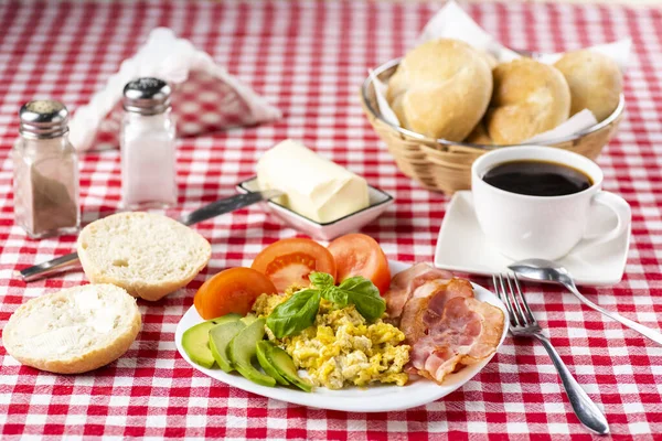 ベーコンと卵とアボカドとトマト、パン、コーヒー — ストック写真
