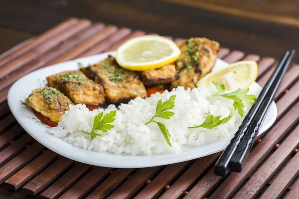 Poisson aux herbes assaisonné — Photo