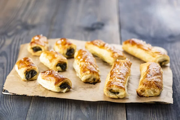 Puff pastry patties with spinach — Stock Photo, Image