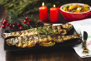 Sebzelerle doldurulmuş ızgara alabalık.