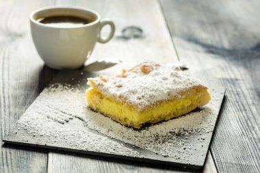 pudra şekerli puding serpiştirilmiş kek.