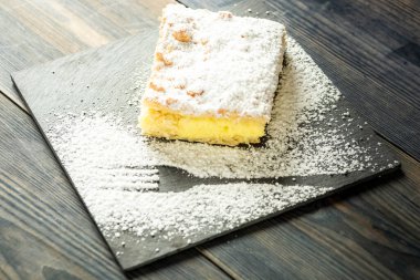 pudra şekerli puding serpiştirilmiş kek.