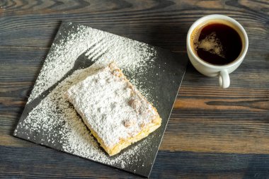 pudra şekerli puding serpiştirilmiş kek.