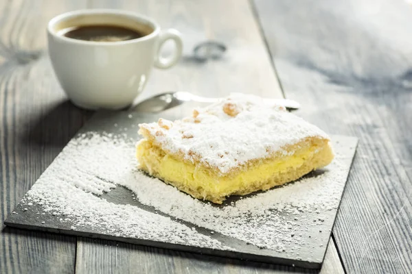 Kaka Med Pudding Beströdd Med Pulversocker — Stockfoto