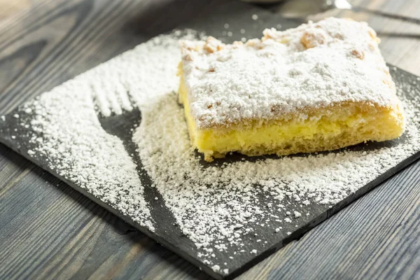 Torta Con Budino Cosparso Zucchero Velo — Foto Stock