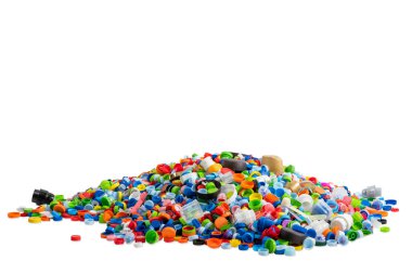 Beyaz arkaplana dökülen plastik kapaklar - kırpma yolu ile fotoğraf