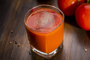 Bir bardak domates suyu, lezzetli bir vitamin kaynağı.