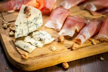 Yemek tahtası - peynir, jambon, domates