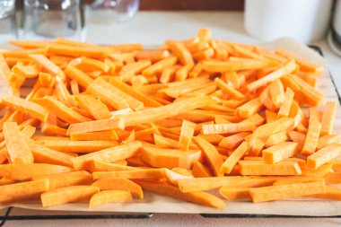 Fırına koymadan önce patates kızartması.