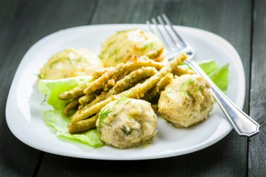 Dereotu soslu köfte, patates ve yeşil fasulye.