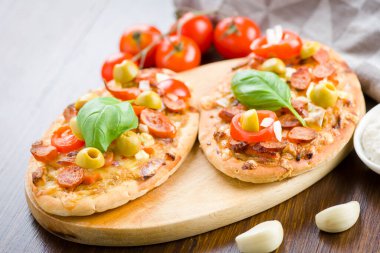 Mini pizza ve güveç. Sosis ve sebzeli lezzetli atıştırmalıklar.