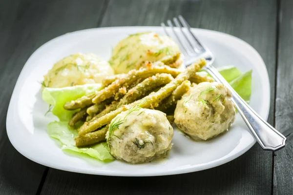 Köttbullar Dill Sås Med Potatis Och Gröna Bönor Royaltyfria Stockfoton