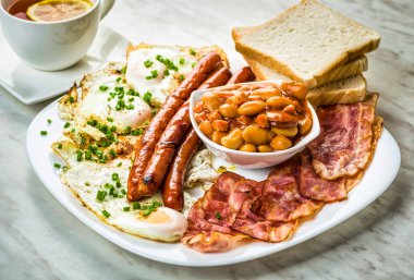 Sadece bir fincan çayla İngiliz kahvaltısı - güçlü bir miktar kalori tüm gün için enerji sağlayacaktır.