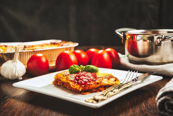 Eine Appetitliche Portion Lasagne Auf Einem Weißen Teller Mit Tomatensauce — Stockfoto