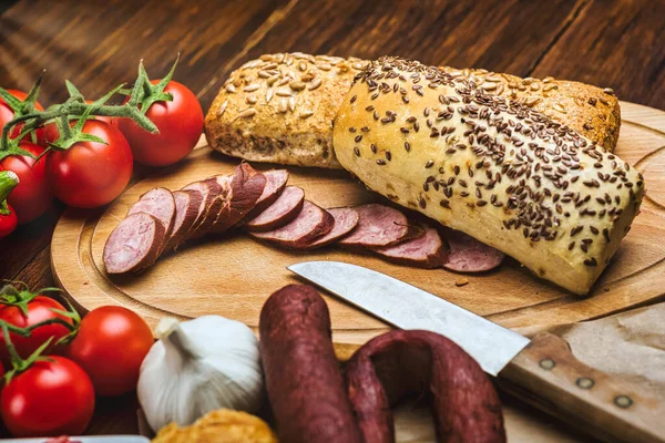 Ein Teller Mit Aufschnitt Köstliche Räucherwurst Und Würzige Salami Ein — Stockfoto