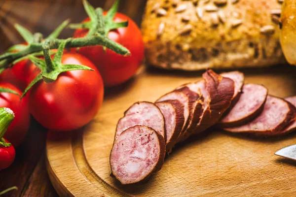 Gerookte Worst Pittige Salami Een Foto Rustieke Stijl — Stockfoto