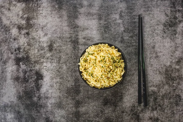 Smaken Van Azië Chinese Noedels Een Kom Met Bouillon Eetstokjes — Stockfoto