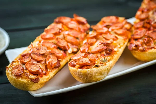 Mini Pizza Dan Casseroles Makanan Ringan Lezat Dengan Sosis Dan — Stok Foto