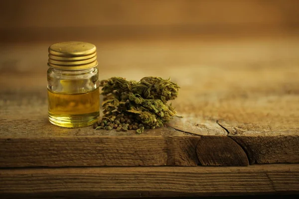 Cannabisöl Cbd Und Hanf Auf Einem Tisch — Stockfoto