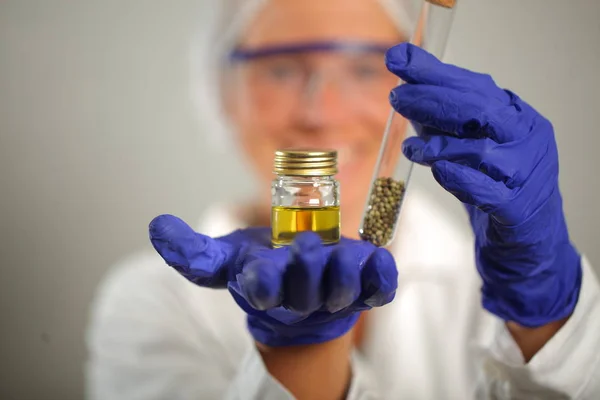 Médico Mão Segurar Maconha Medicinal Sementes Vitro — Fotografia de Stock