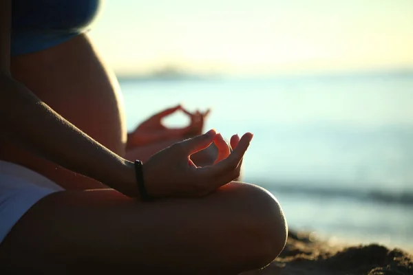 Chica Embarazada Haciendo Yoga Arena Playa Mar — Foto de Stock