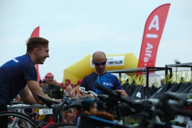 Belarus, Minsk, 22 Temmuz 2018: Minsk triatlon başlangıcında sporcuların ısınması
