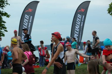 Belarus, Minsk, 22 Temmuz 2018: Minsk triatlon başlangıcında sporcuların ısınması