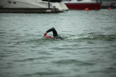 Belarus, Minsk, 22 Temmuz 2018: yarışmalar Minsk triatlon yüzme sporcular katılımcılar