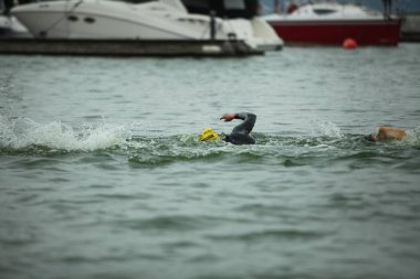 Belarus, Minsk, 22 Temmuz 2018: yarışmalar Minsk triatlon yüzme sporcular katılımcılar