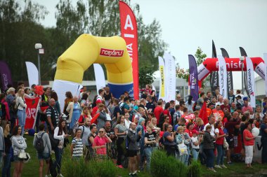 Belarus, Minsk, 22 Temmuz 2018: yarışmalar Minsk triatlon yüzme sporcular katılımcılar