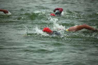 Belarus, Minsk, 22 Temmuz 2018: yarışmalar Minsk triatlon yüzme sporcular katılımcılar