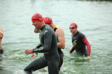 Belarus, Minsk, 22 Temmuz 2018: yarışmalar Minsk triatlon yüzme sporcular katılımcılar